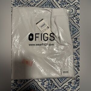 New Figs Casma White three pocket scrub top - Size Large